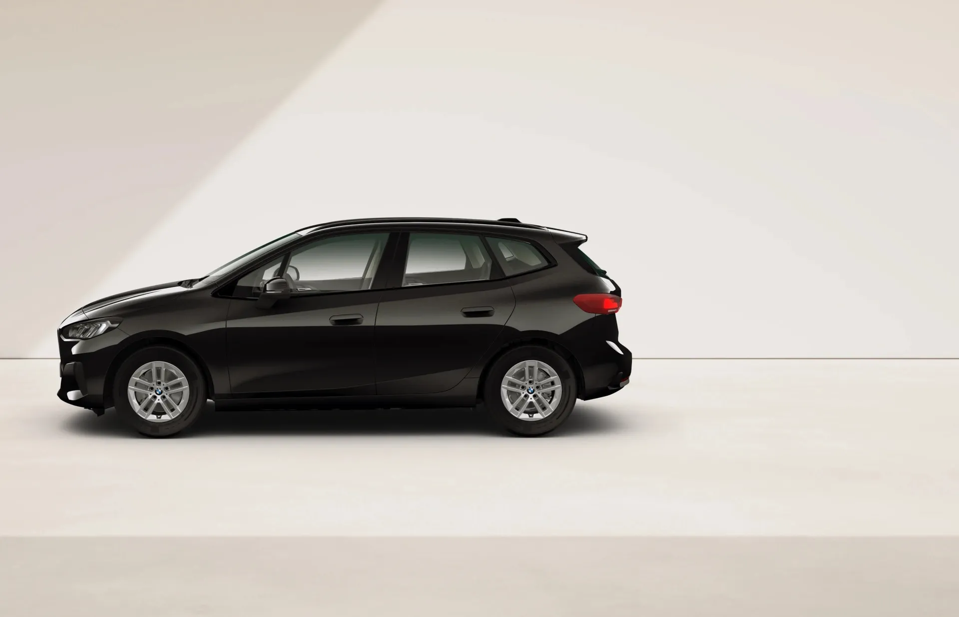 Řada 2 Active Tourer (U06), Sériové provedení, Metalický lak Black Sapphire, side