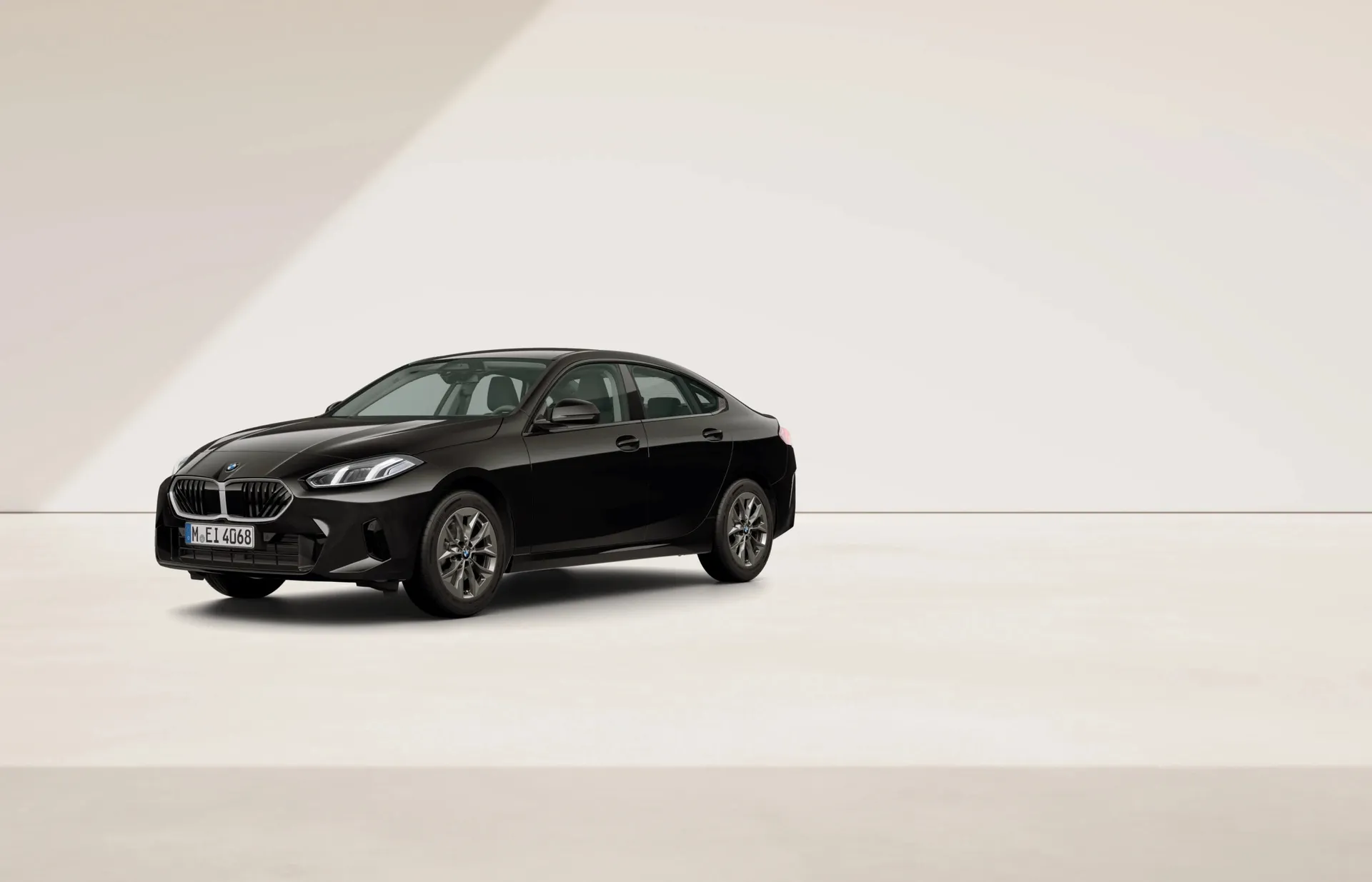 Řada 2 Gran Coupé (F74), Sériové provedení, Nemetalický lak "Black", front