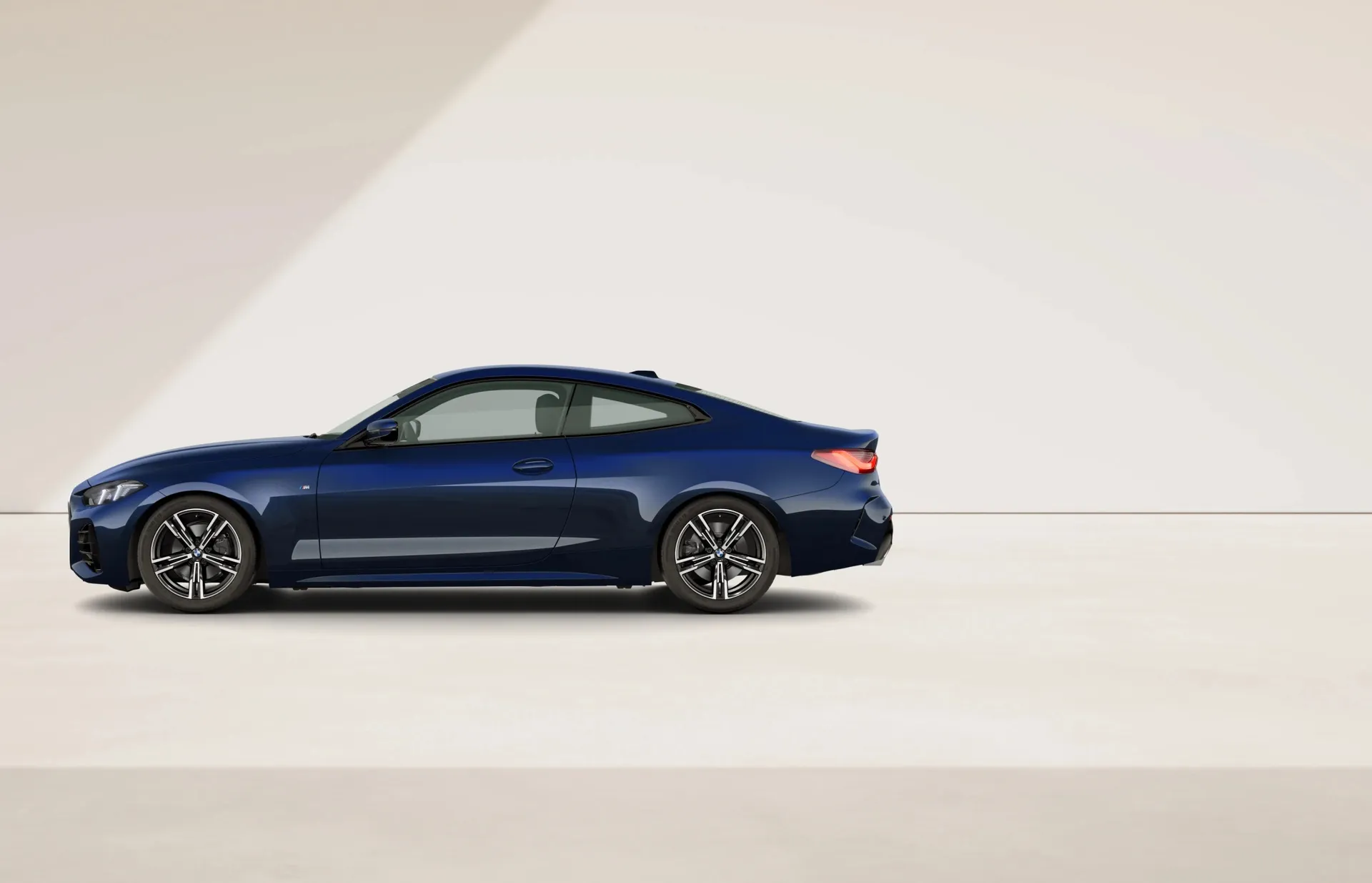 Řada 4 Coupé (G22), M sportovní paket, BMW Individual metalický lak Tanzanite Blue, side