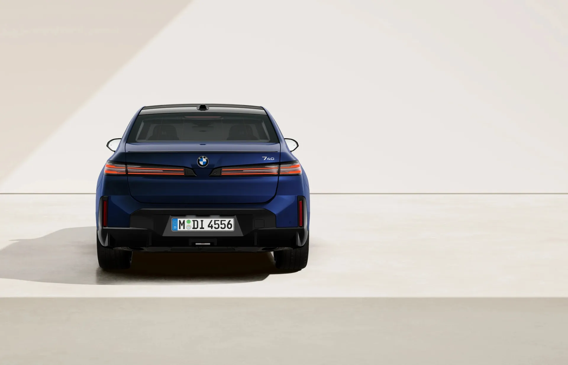 Řada 7 Sedan (G70), M sportovní paket Pro, BMW Individual metalický lak Tanzanite Blue, rear