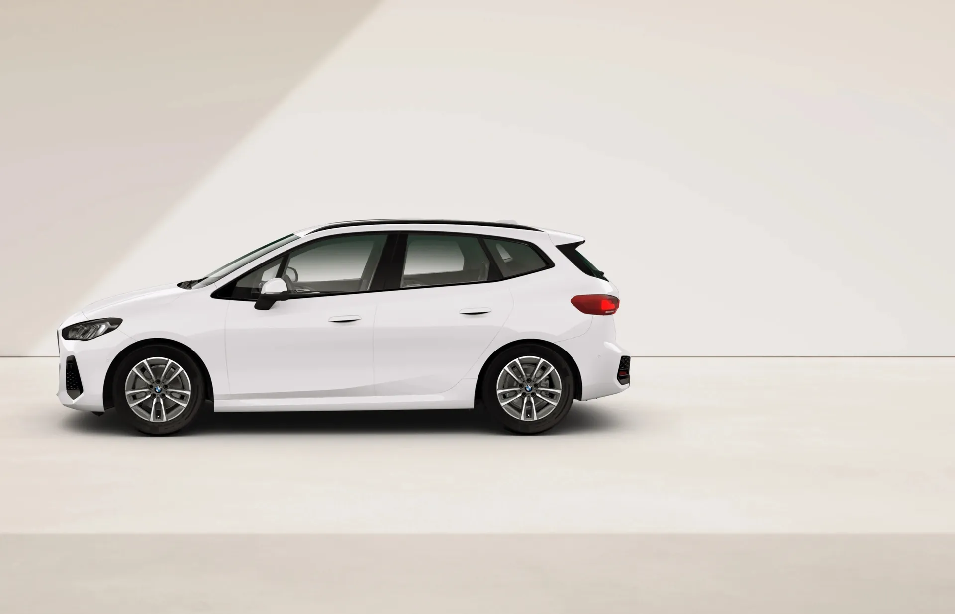Řada 2 Active Tourer (U06), M sportovní paket, Nemetalický lak Alpine White, side