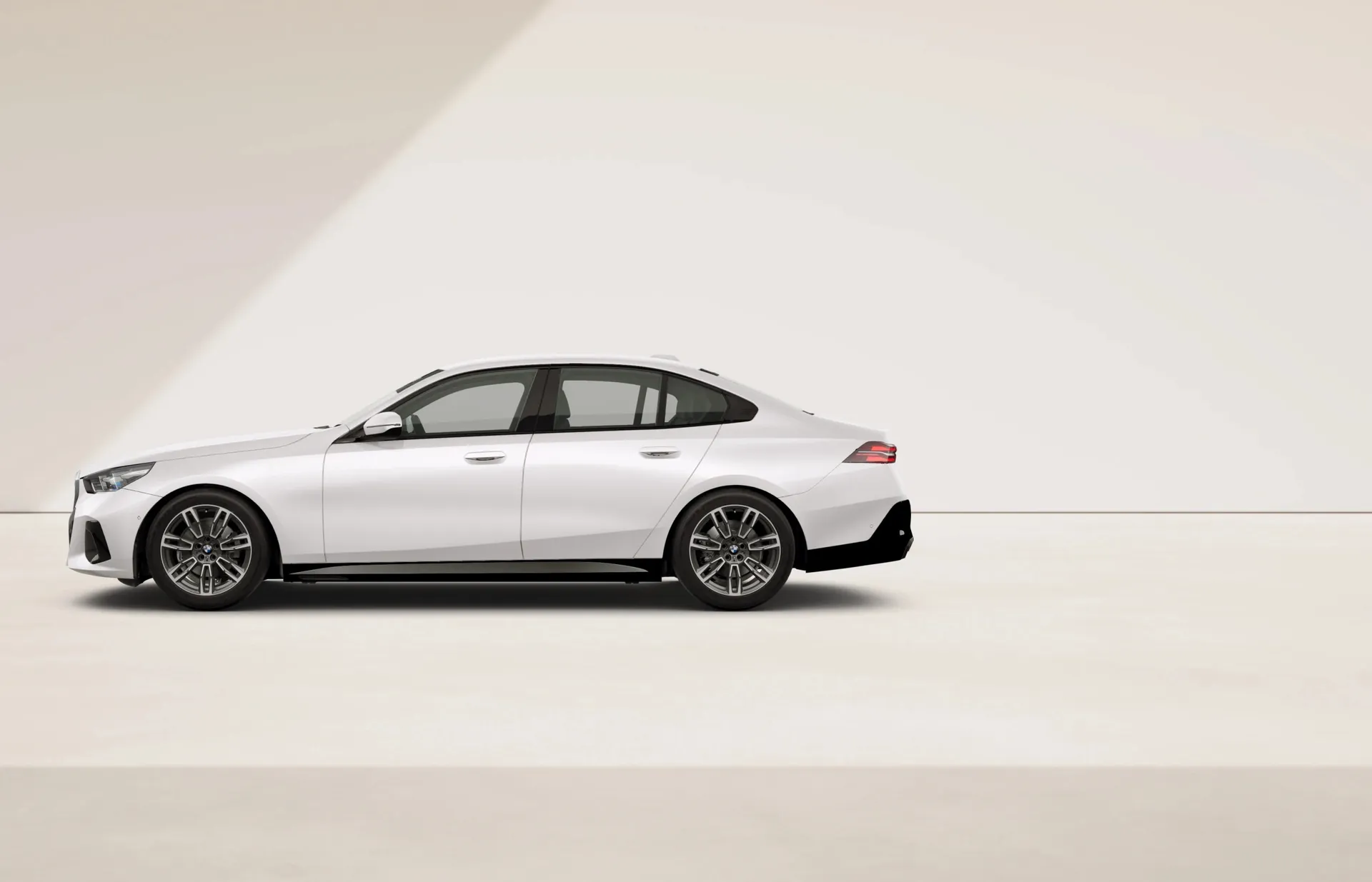 Řada 5 Sedan (G60), M sportovní paket, BMW Individual lak na přání, side