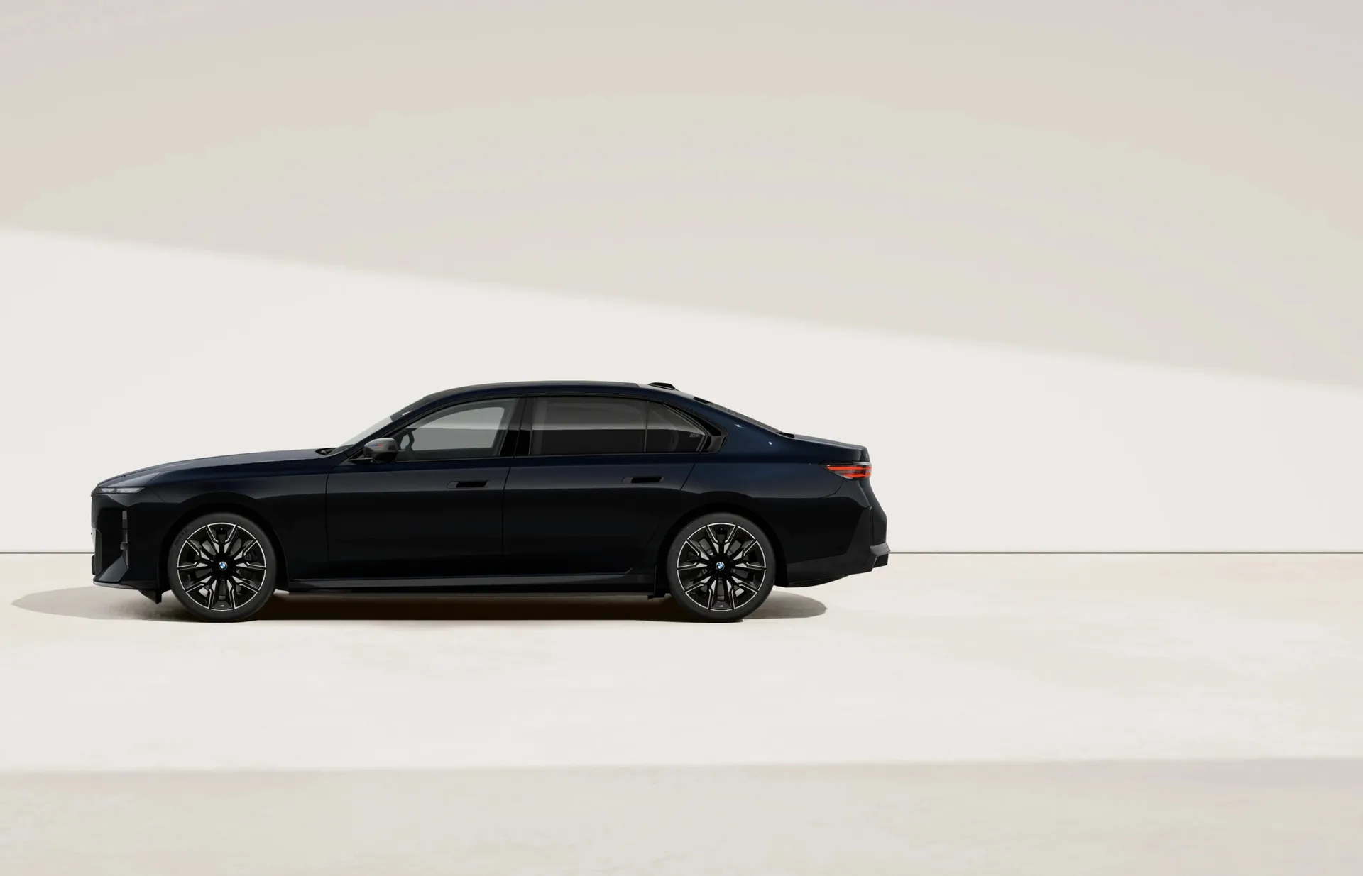 i7 Sedan (G70), M Modely, Metalický lak Carbon Black, side