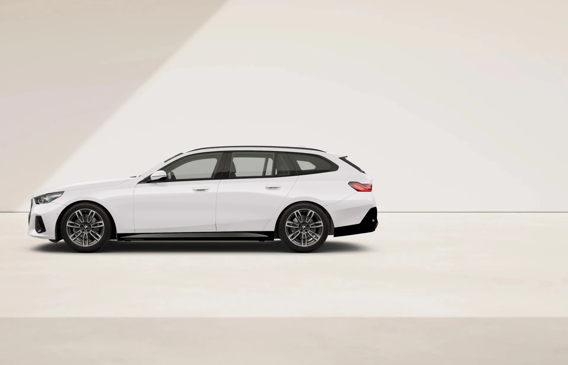 Řada 5 Touring (G61), M sportovní paket, Nemetalický lak Alpine White, side