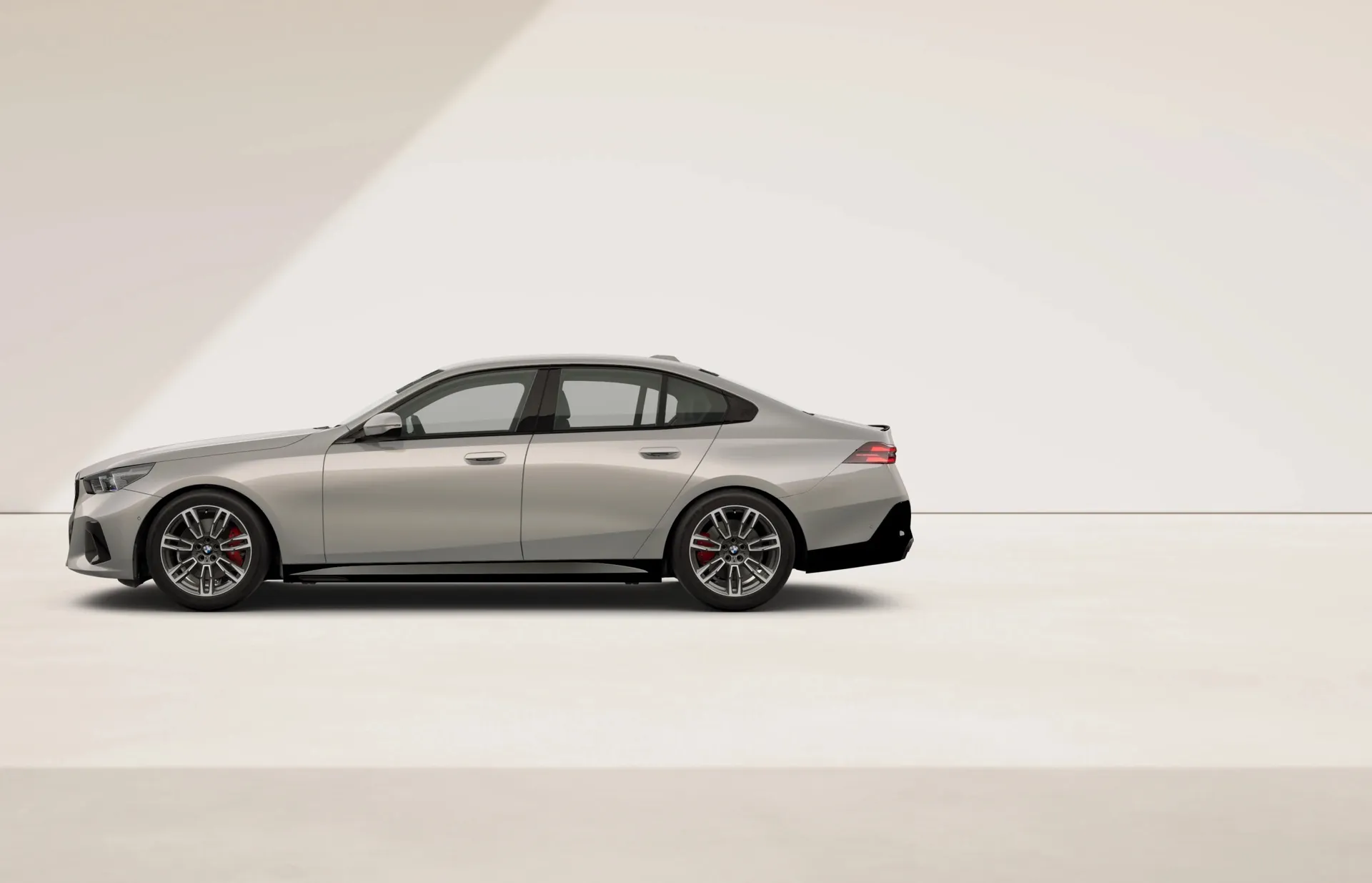 Řada 5 Sedan (G60), M sportovní paket Pro, Metalický lak Oxide Grey, side