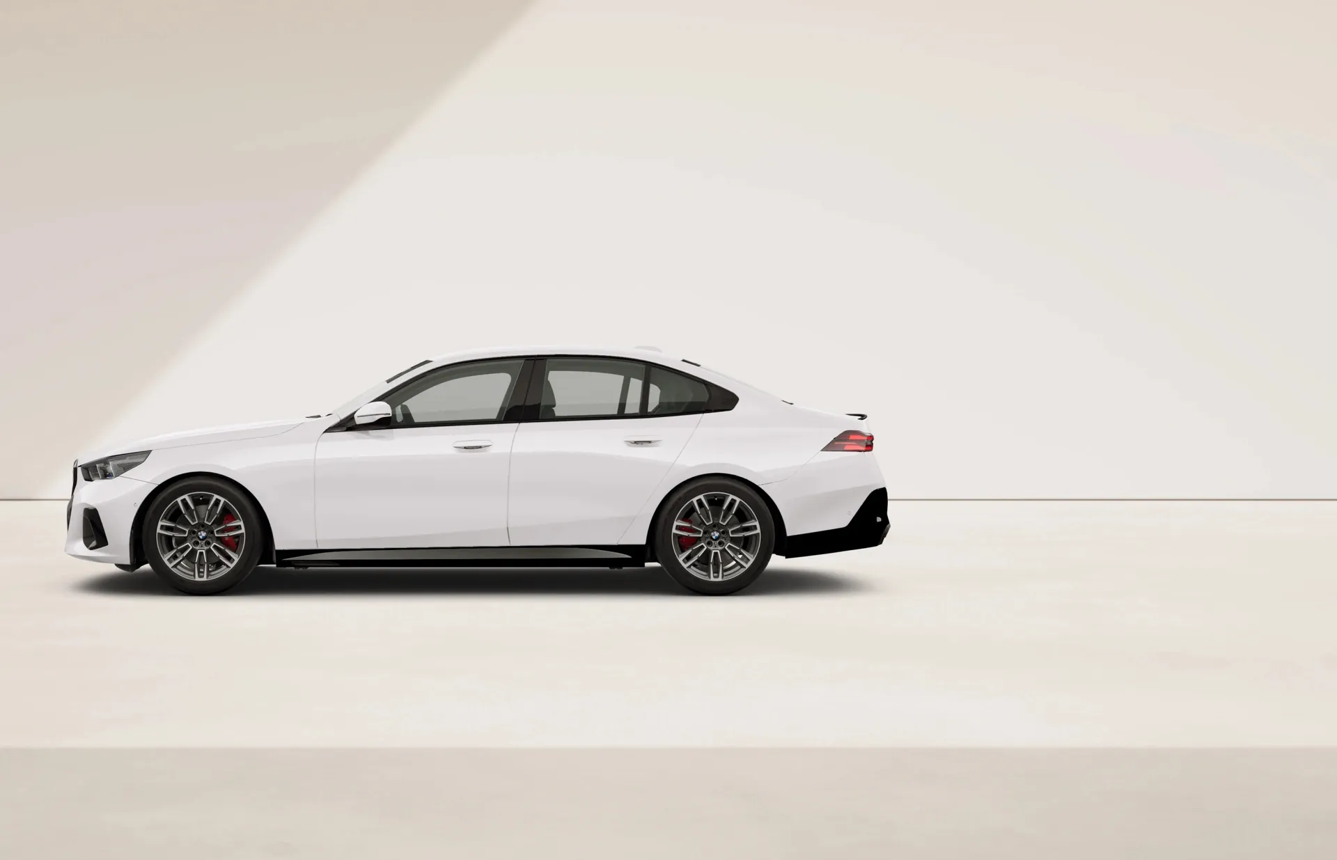 Řada 5 Sedan (G60), M sportovní paket Pro, Nemetalický lak Alpine White, side