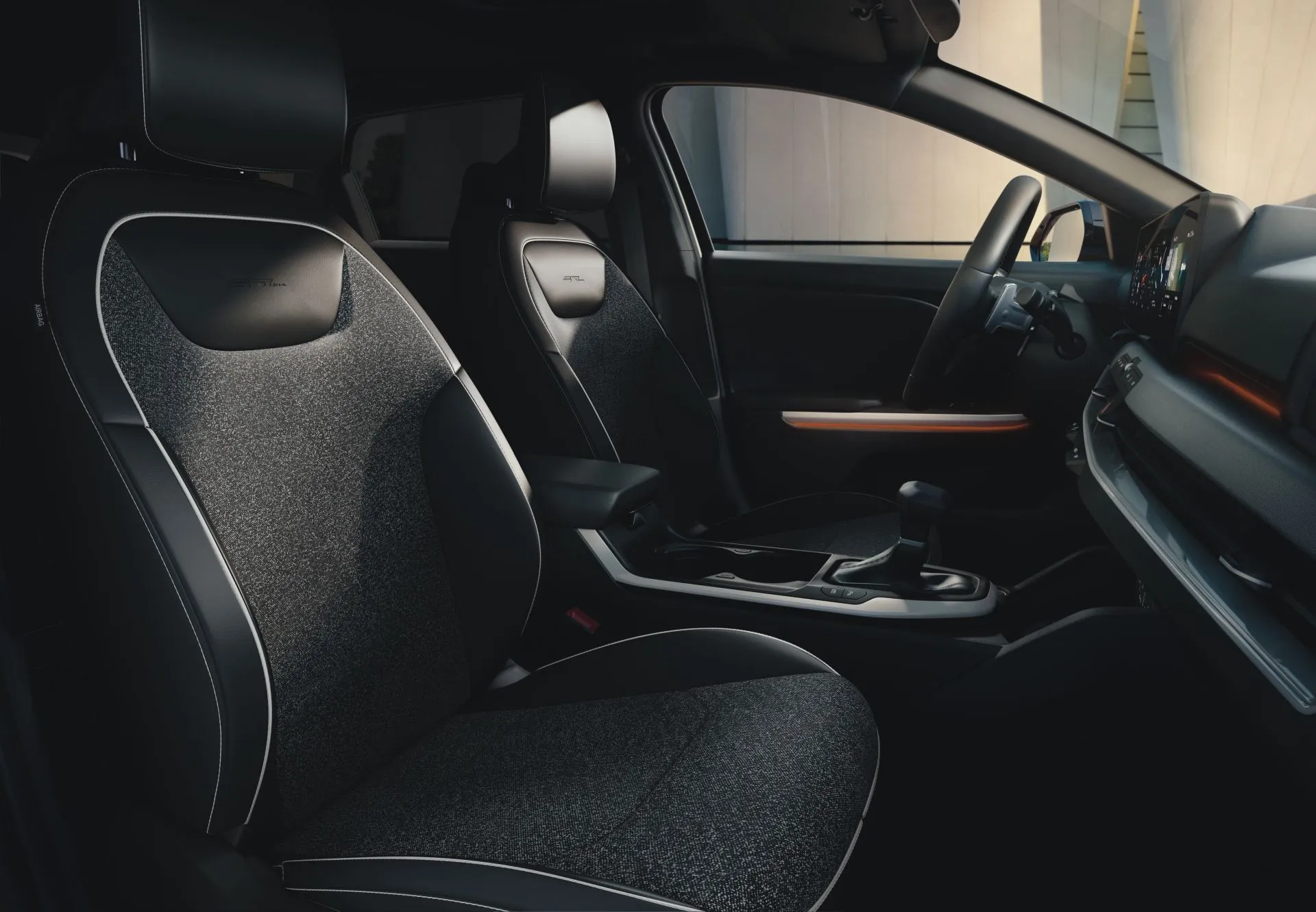 K4, GT-Line, interiér Čalounění v kombinaci látka a umělá kůže Onyx Black, studio