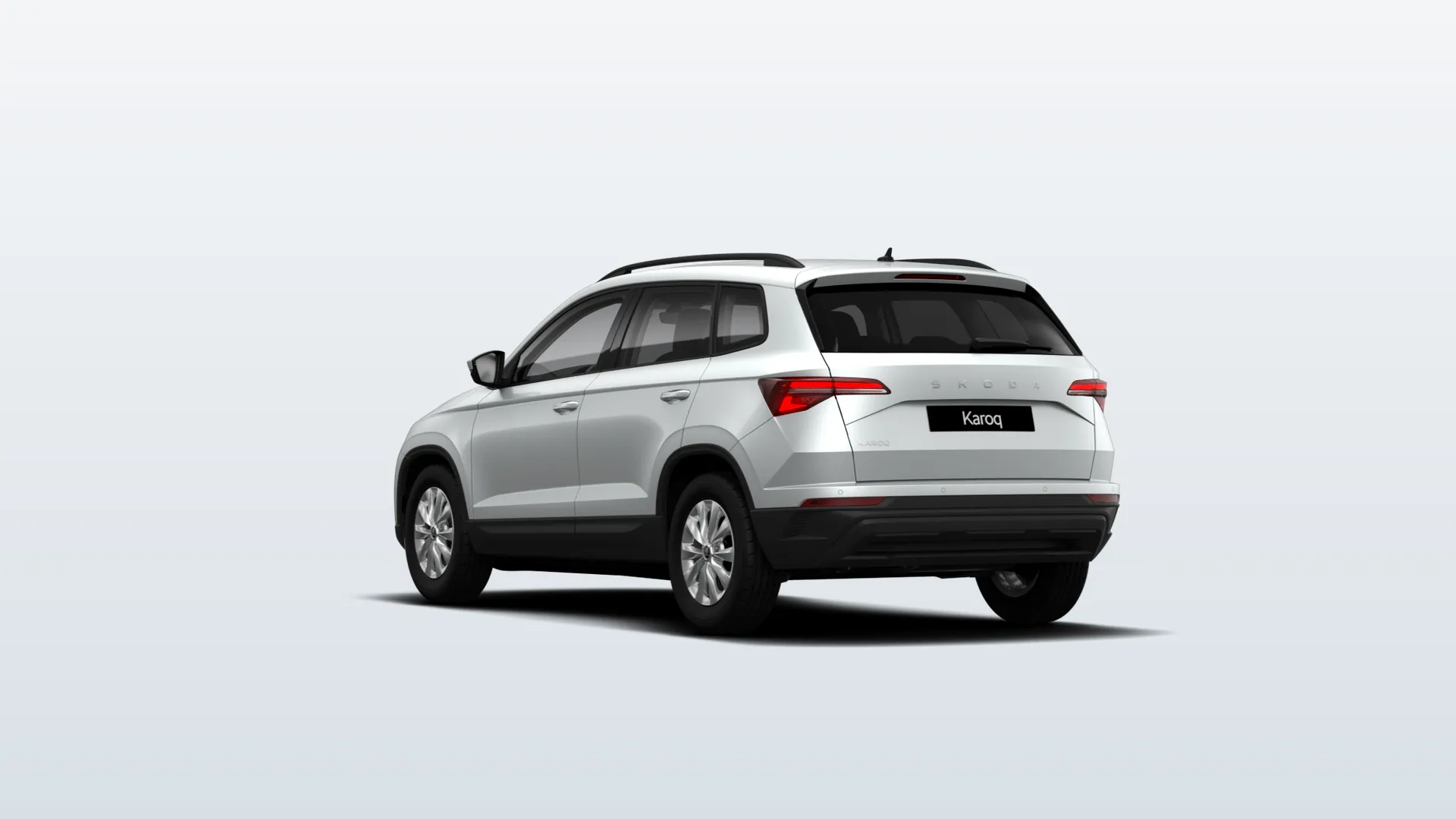 Škoda Karoq (facelift 2021) Selection v barvě Bílá Moon metalíza – pohled zezadu
