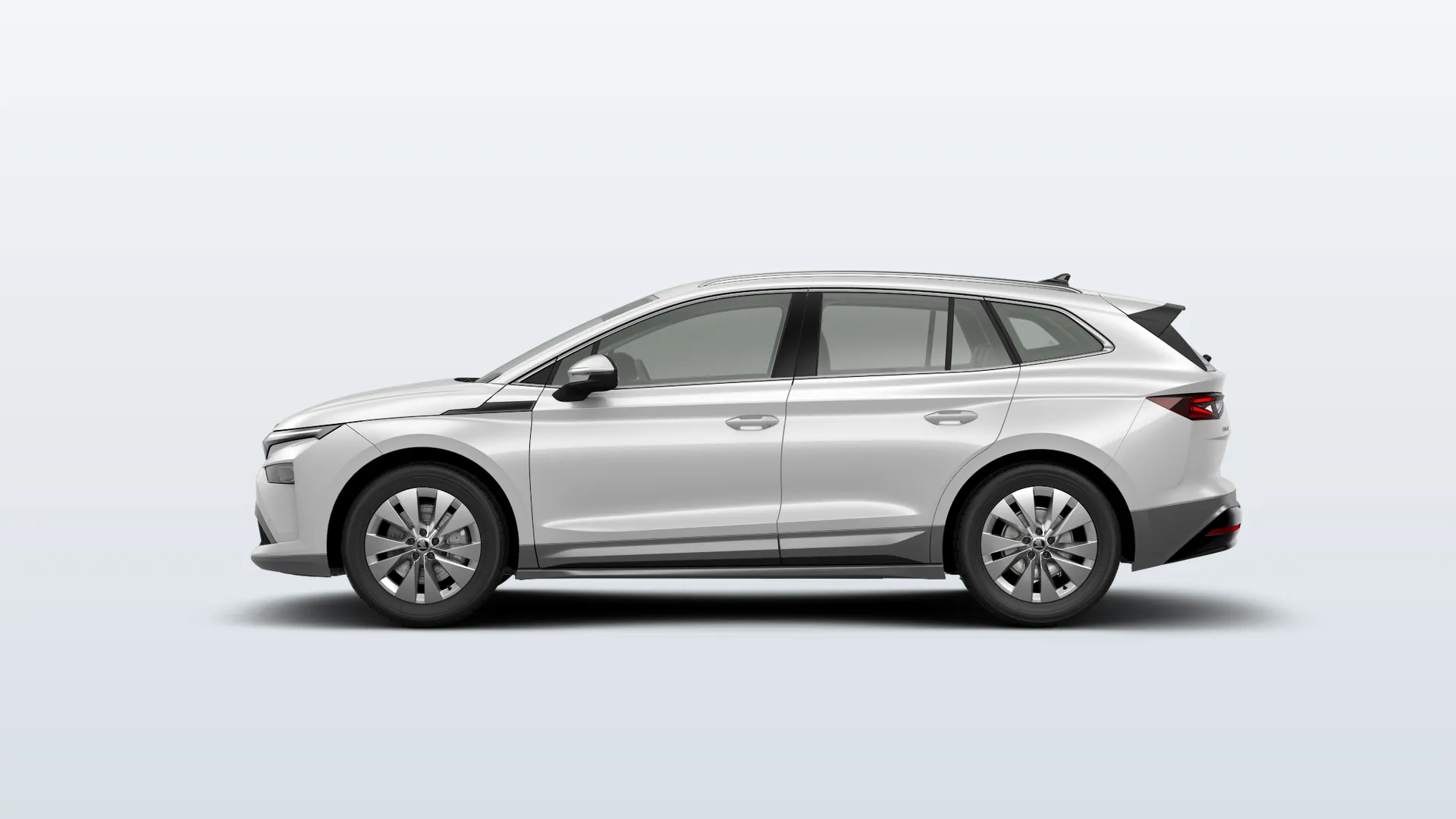 Škoda Enyaq iV (facelift 2025) Selection v barvě Bílá Moon metalíza – pohled z boku